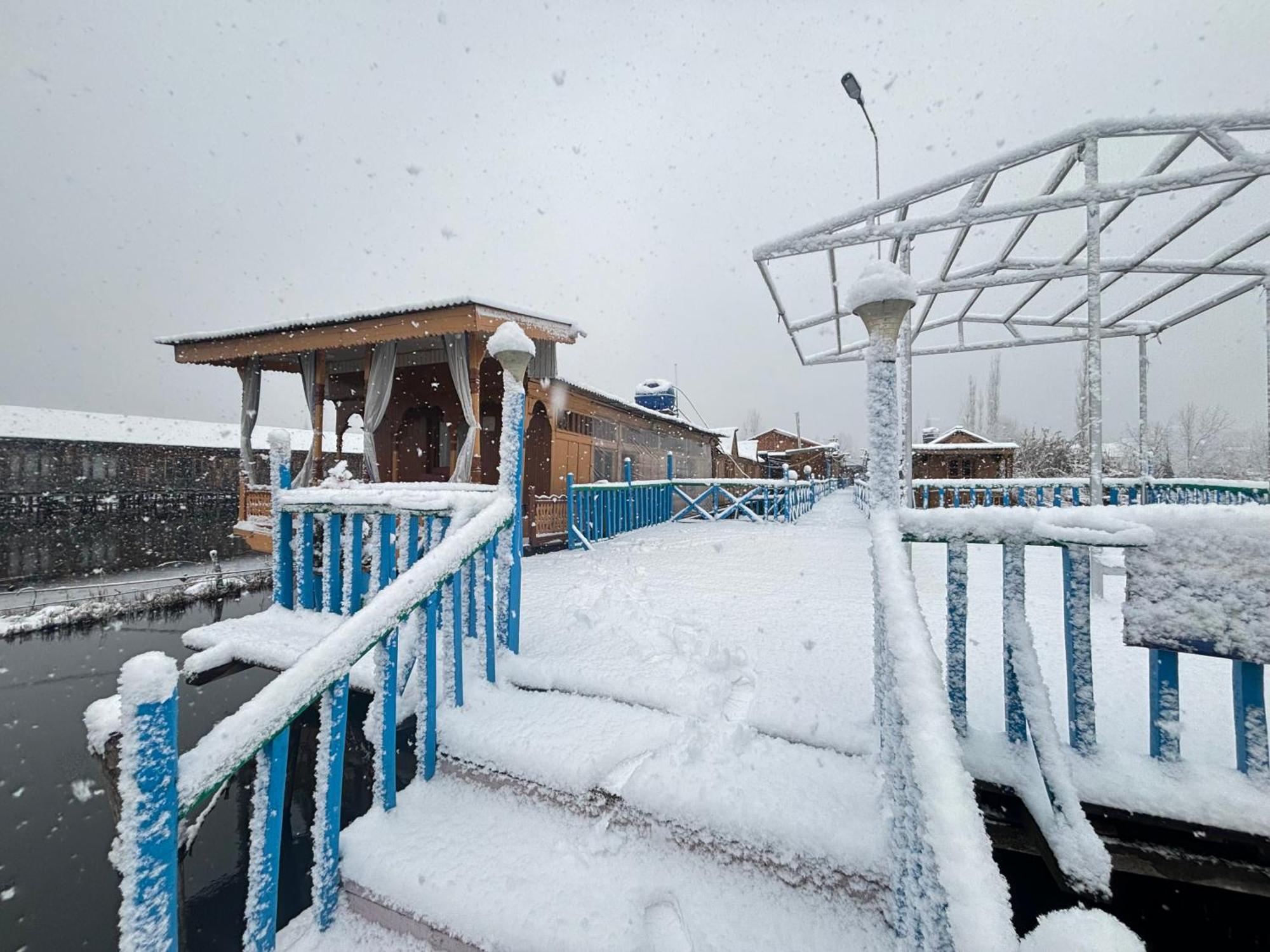 فندق Houseboat Wild Rose Srīnagar المظهر الخارجي الصورة