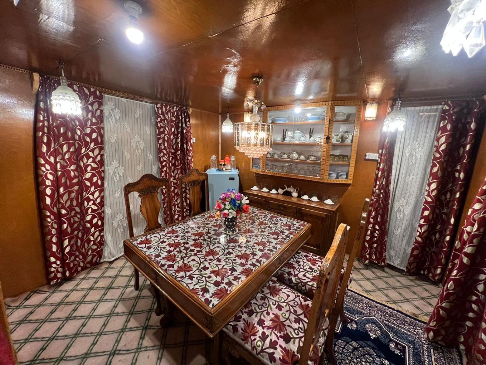 فندق Houseboat Wild Rose Srīnagar المظهر الخارجي الصورة