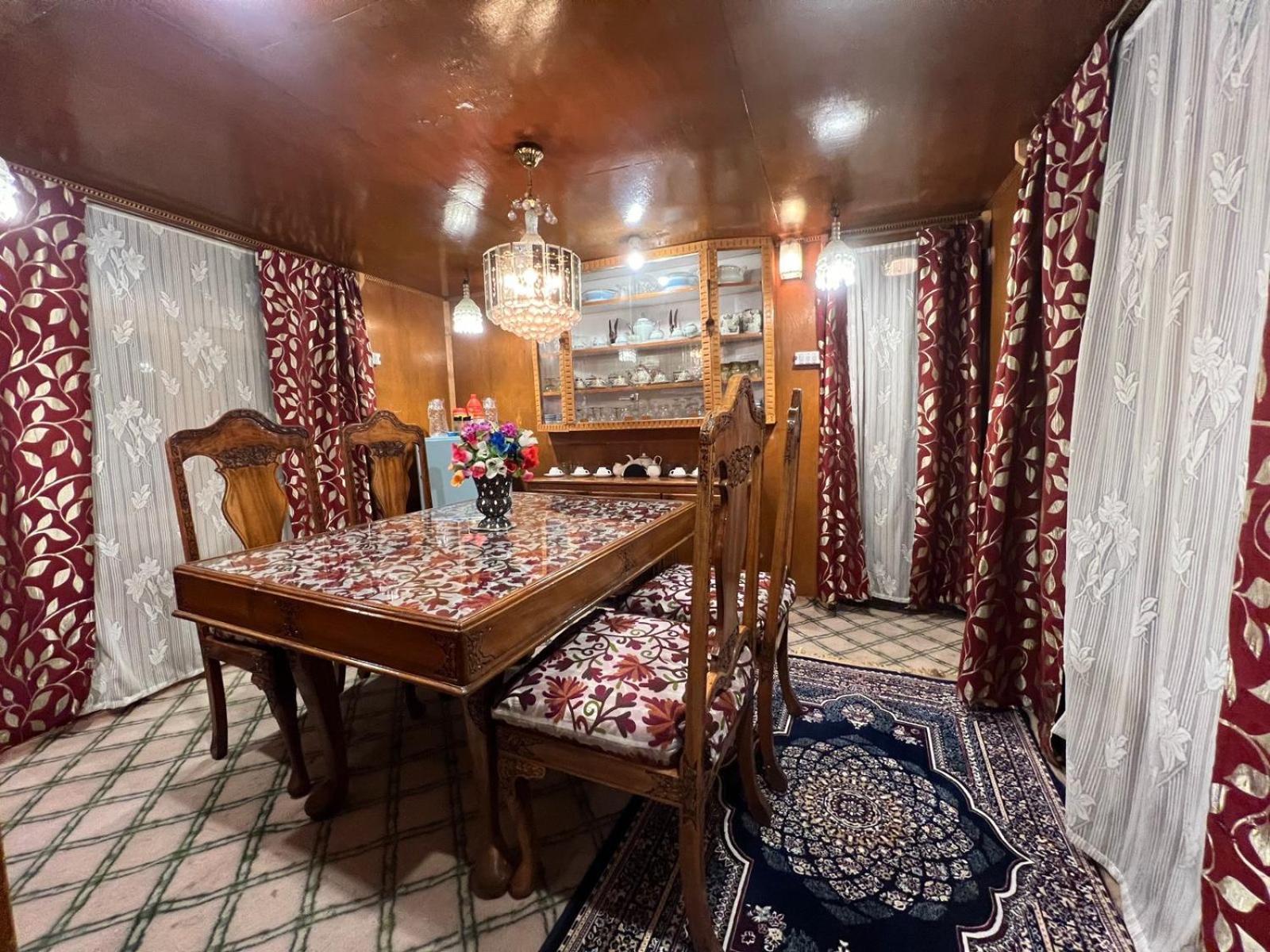 فندق Houseboat Wild Rose Srīnagar المظهر الخارجي الصورة