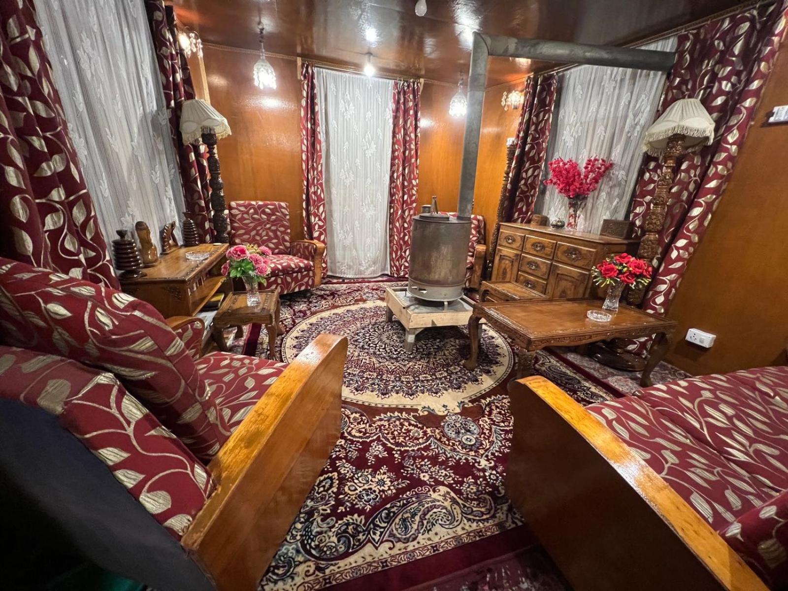 فندق Houseboat Wild Rose Srīnagar المظهر الخارجي الصورة