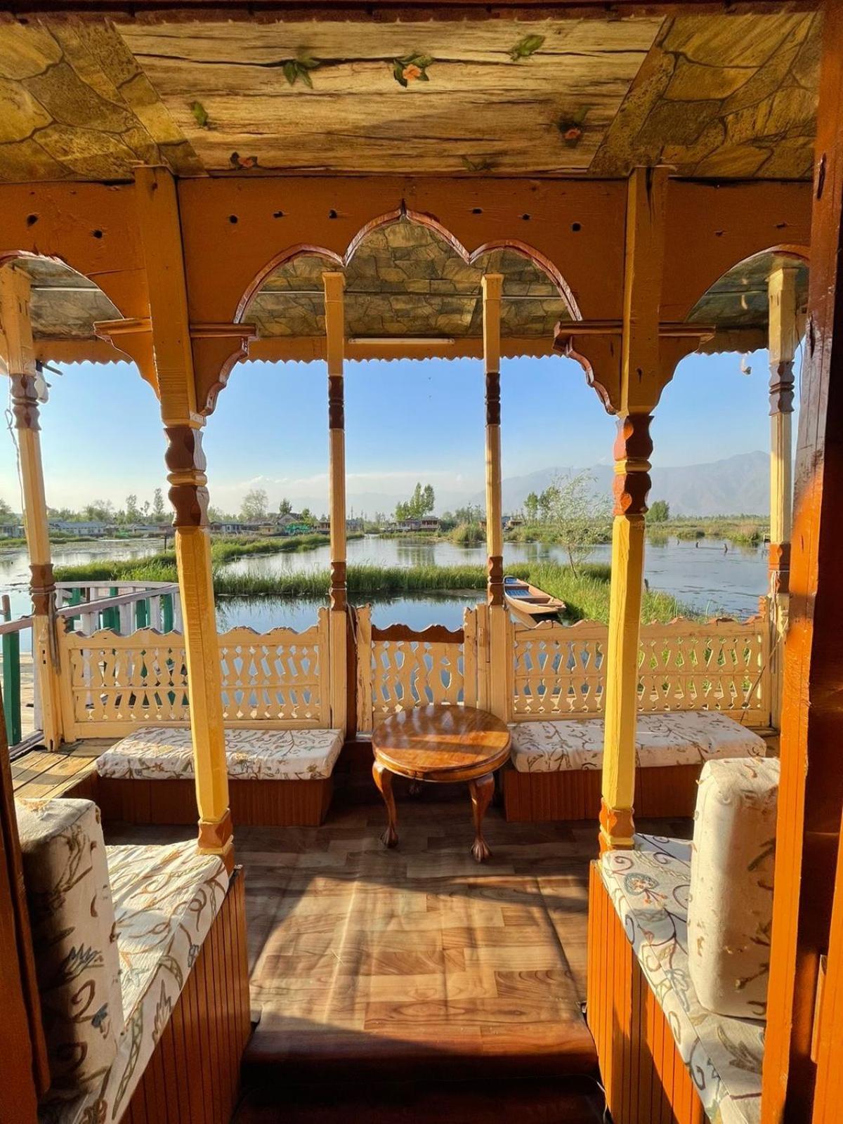 فندق Houseboat Wild Rose Srīnagar المظهر الخارجي الصورة